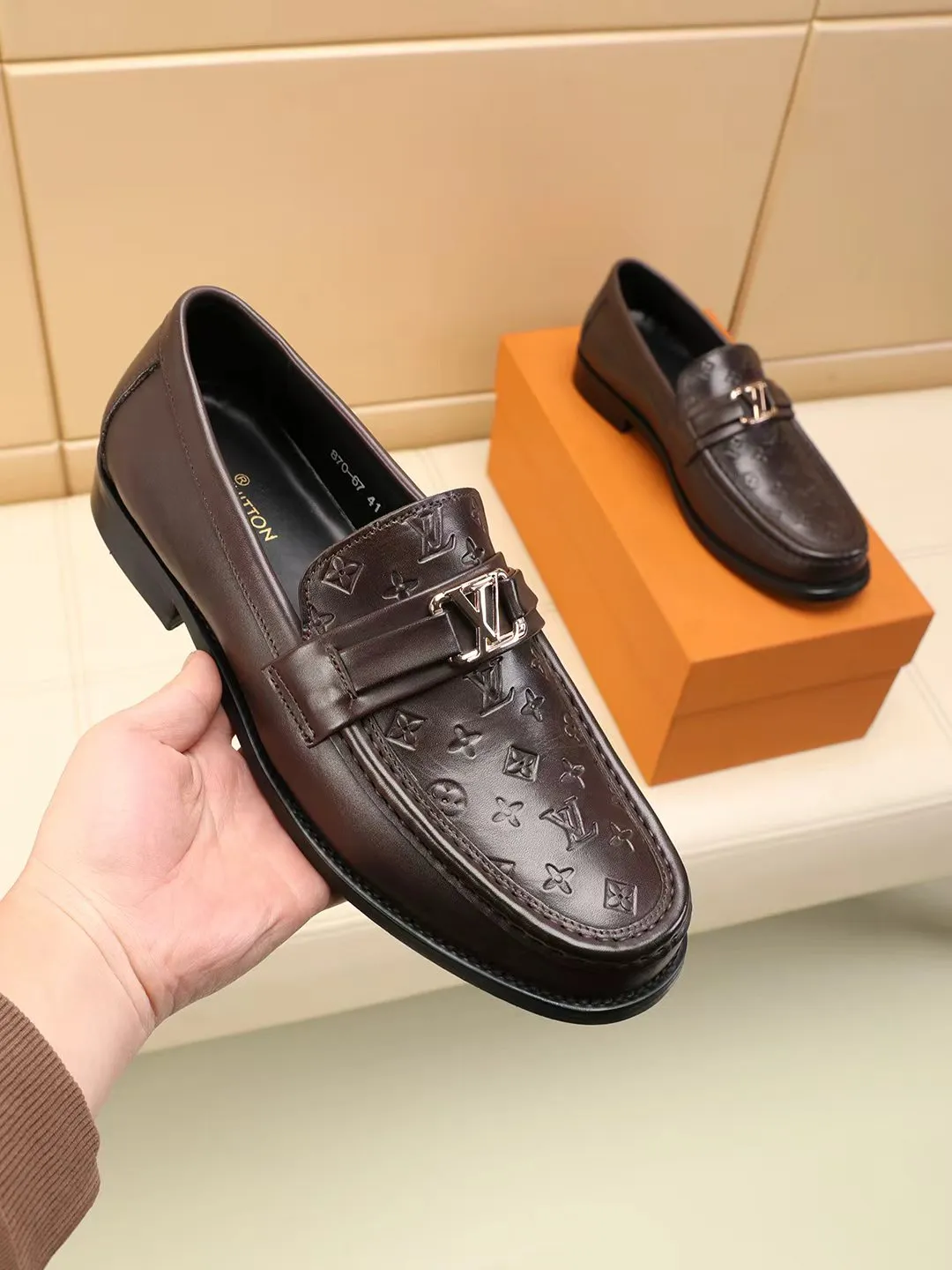 Men's shoes 440 💰 Louis Vuitton LV ® 🆕 model 🔛Full shoe counter, first layer cowhide, 🐂leather lined casual shoes for men, super soft outsole, essential for driving. Synchronized with the counter, original first layer cowhide, completely 1:1 mold customization🌹top version, color optional! Number: 39-44 (customized at 38.45.46)